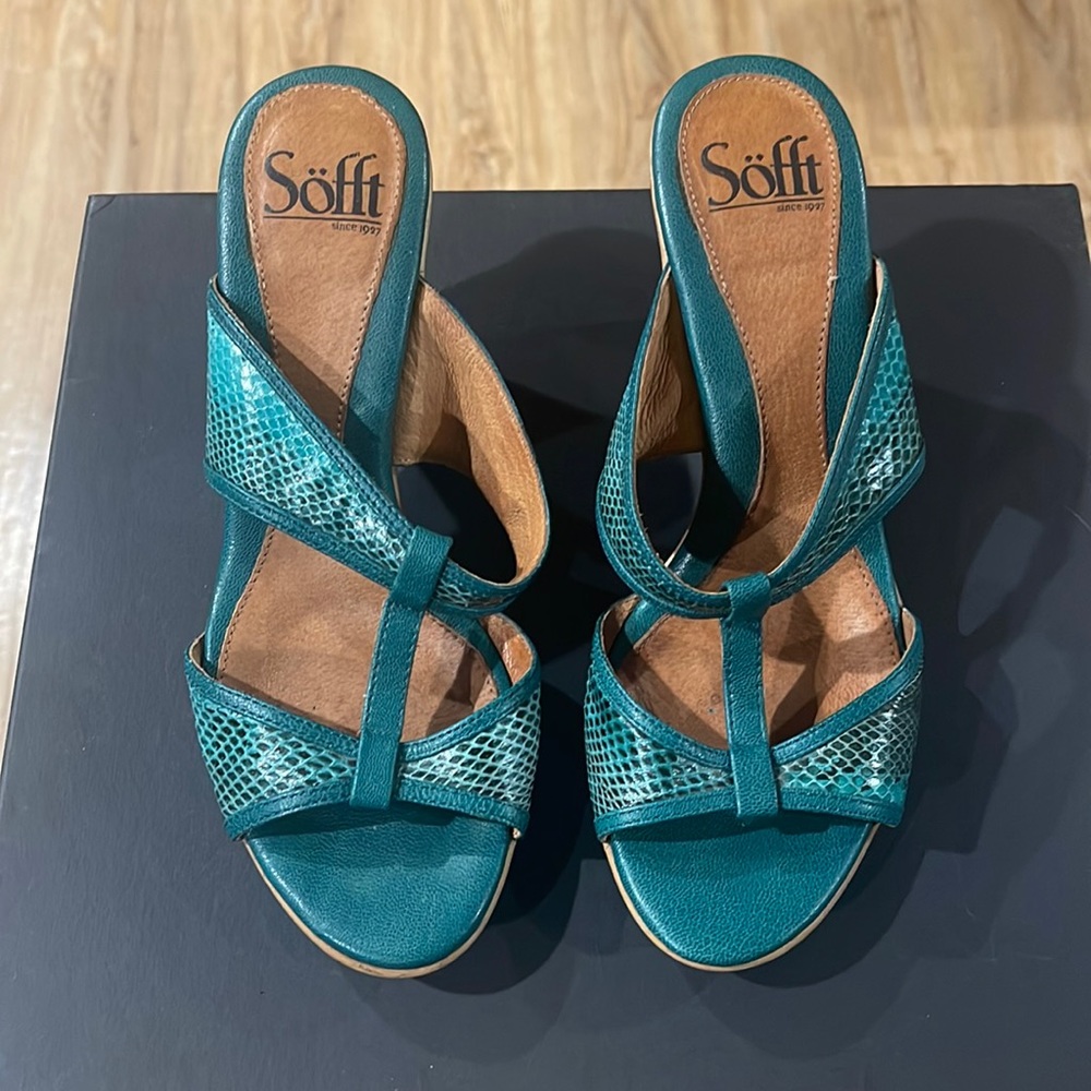 Turquoise Summer Sandals by Sofft. Size 7